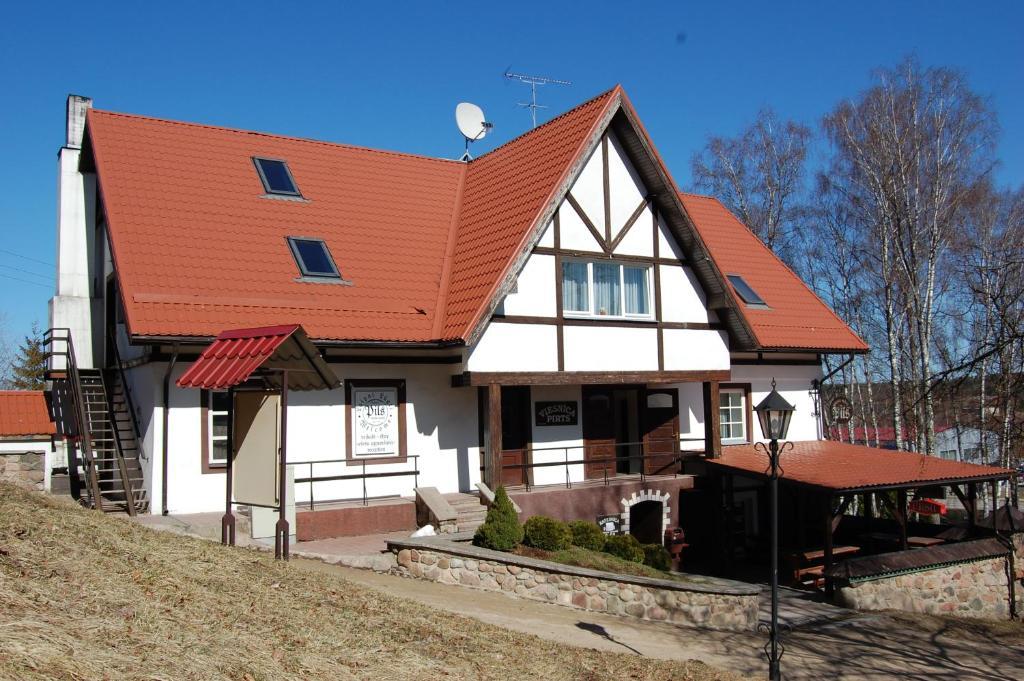 Pils Hotel Kandava Buitenkant foto
