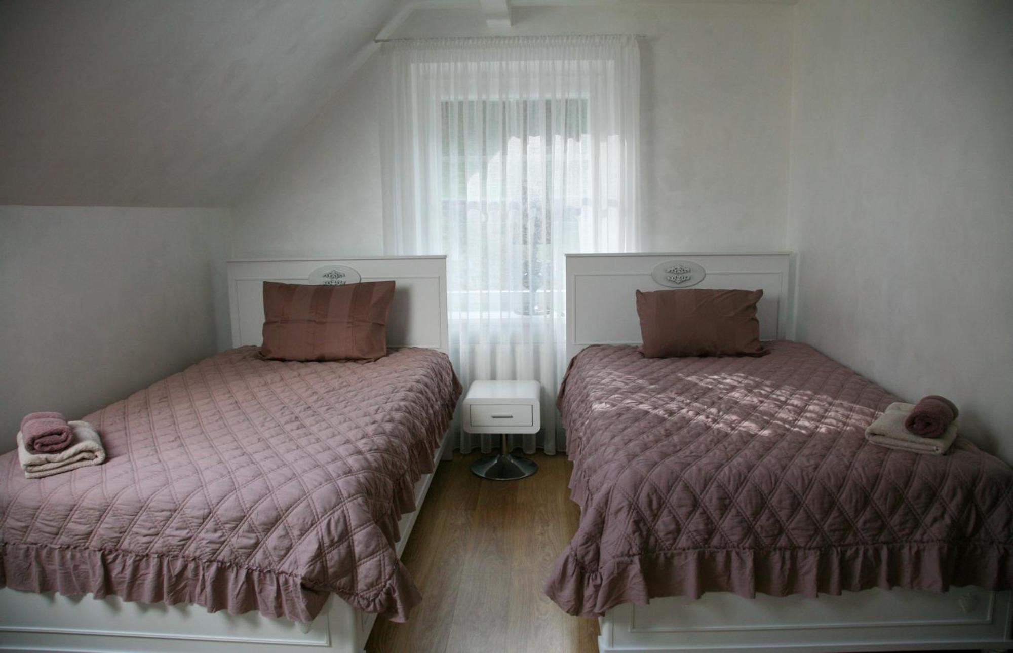 Pils Hotel Kandava Buitenkant foto