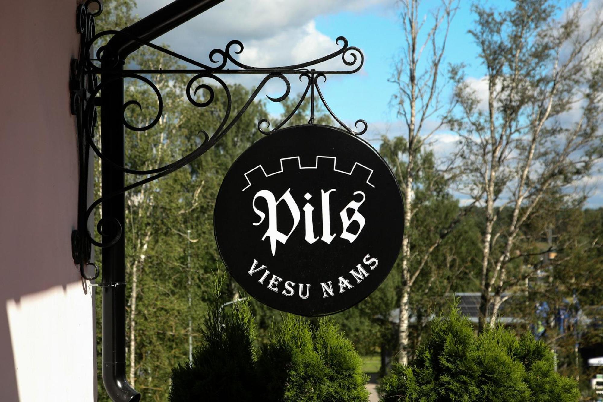 Pils Hotel Kandava Buitenkant foto