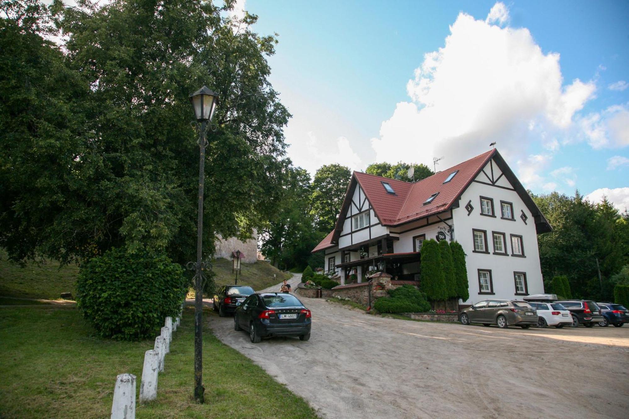 Pils Hotel Kandava Buitenkant foto